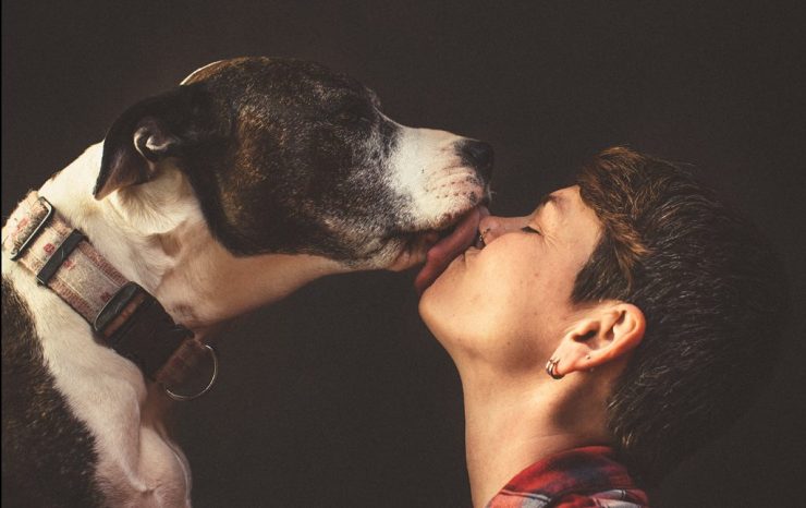 Humans_Kissing_Dogs_5-e1480352564843